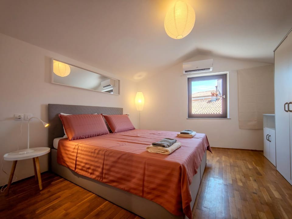 Bed, Photo of the whole room, Bedroom, towels
