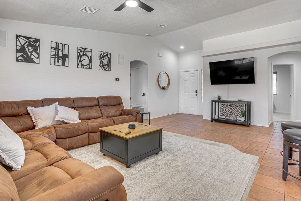 Near Golf Courses: Poolside Paradise in Yuma! House in Fortuna Foothills