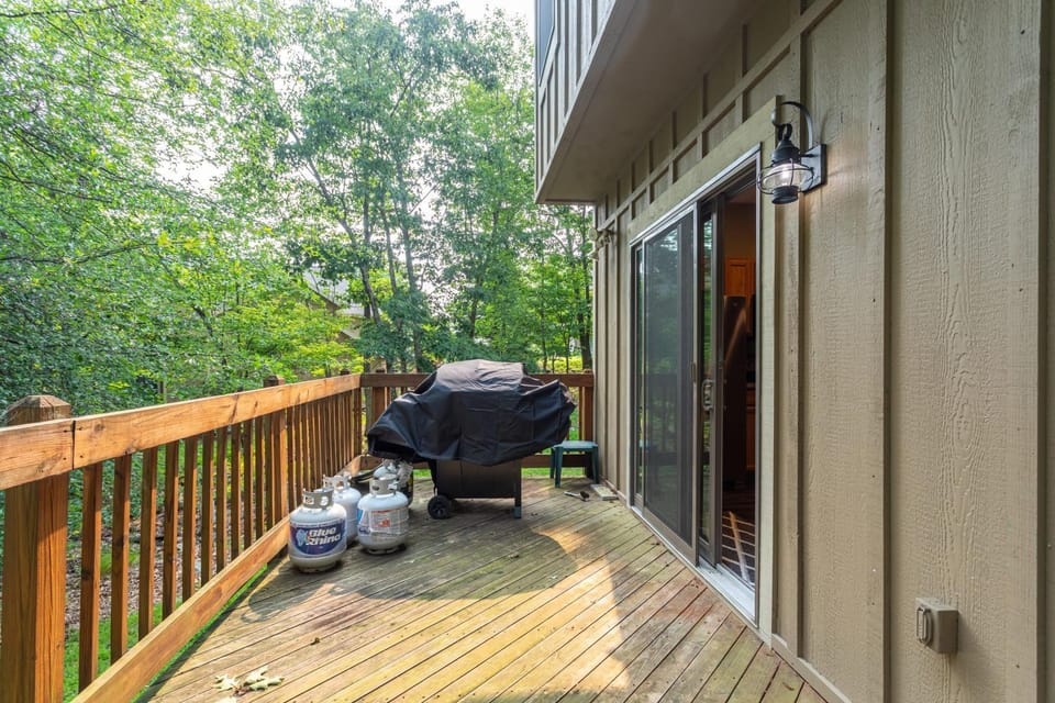 HOT TUB 4 Min Dr to Camelbeach House in Pocono Mountains