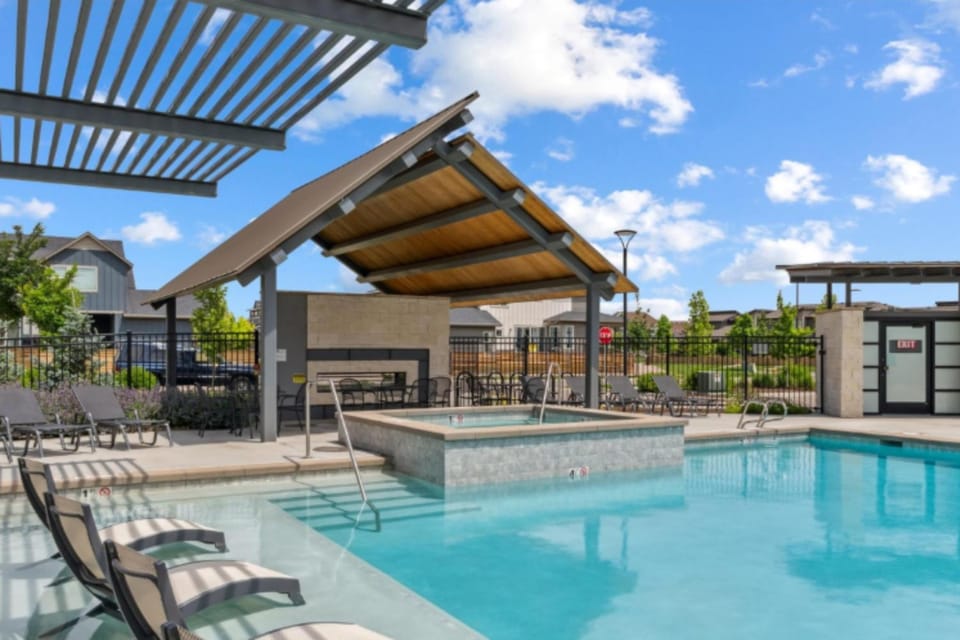 Mosaic Modern - Dog Friendly, Pool and King Suite House in Fort Collins
