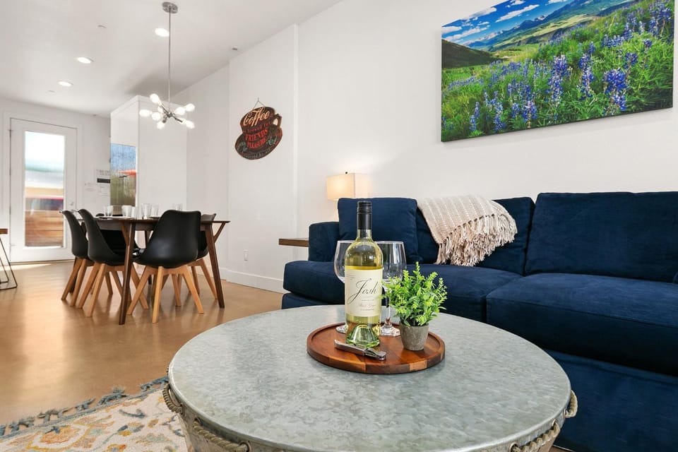 Elegant Mountain Haven - King Bed and Fireplaces House in Fort Collins