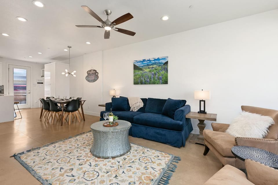 Elegant Mountain Haven - King Bed and Fireplaces House in Fort Collins