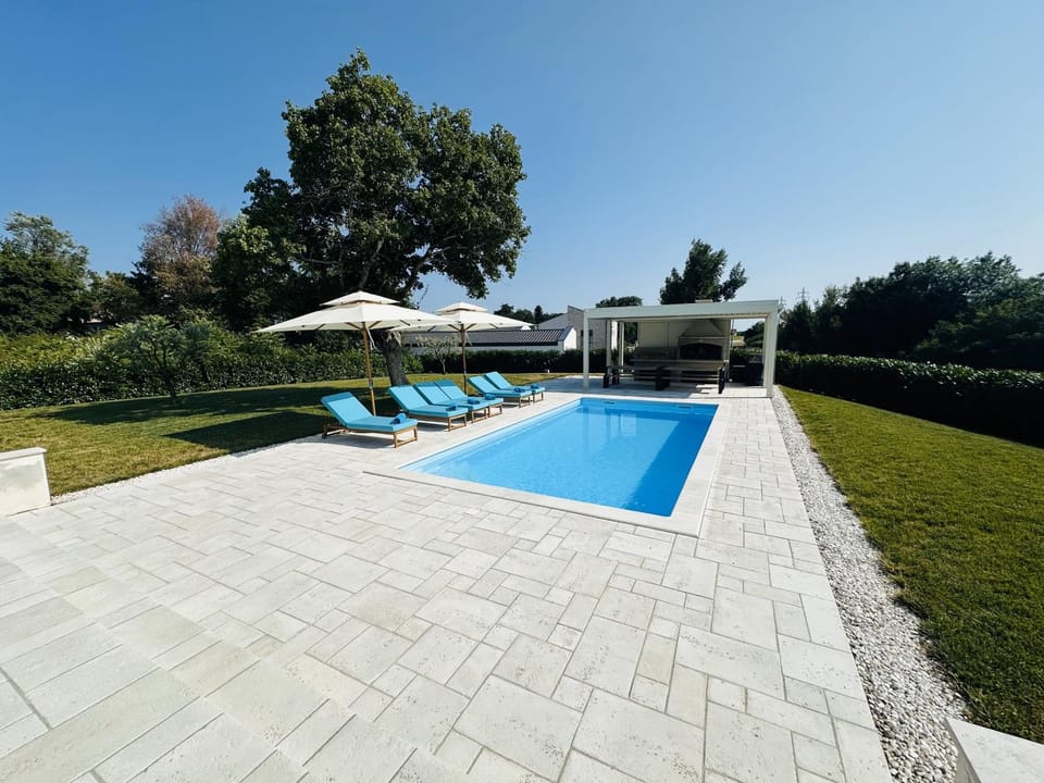 Day, Pool view, Swimming pool, sunbed