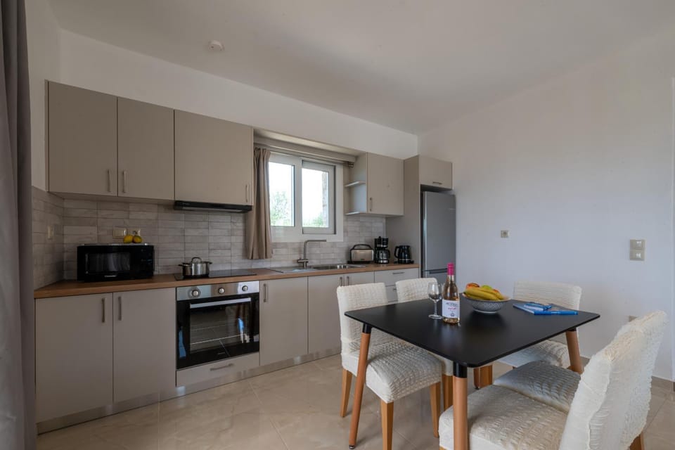 Kitchen or kitchenette, Dining area, oven, stove