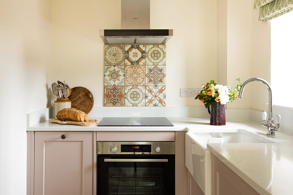 Kitchen or kitchenette, dishwasher, stove