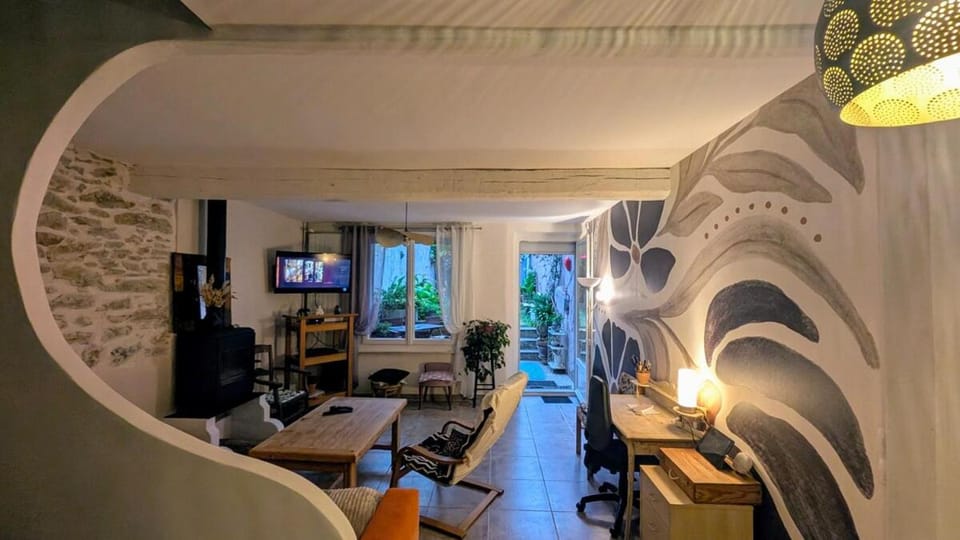 Communal lounge/ TV room, Bed, Seating area