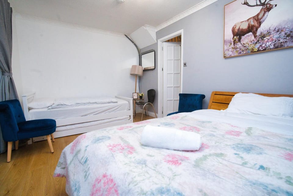 Bed, Seating area, Bedroom