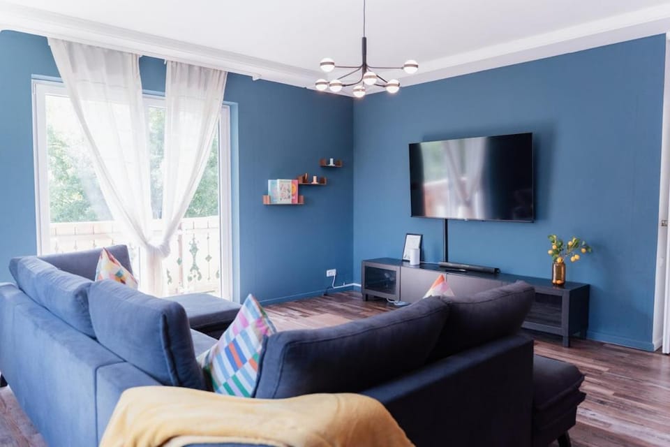 Communal lounge/ TV room, TV and multimedia, Living room, Seating area, Evening entertainment