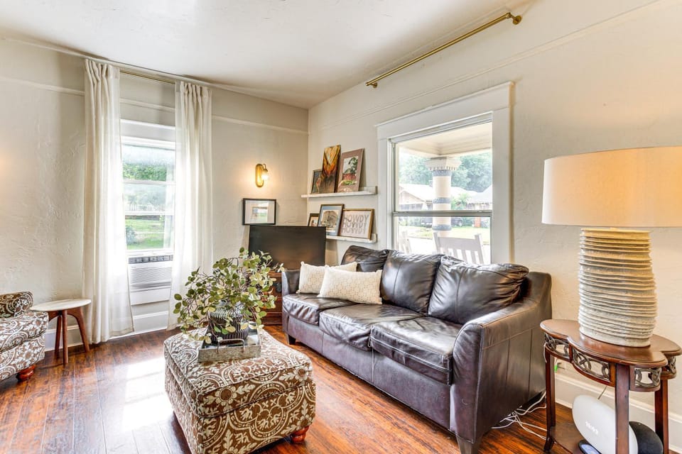 Walk to Downtown: Historic Guthrie Home on Mansur House in Oklahoma