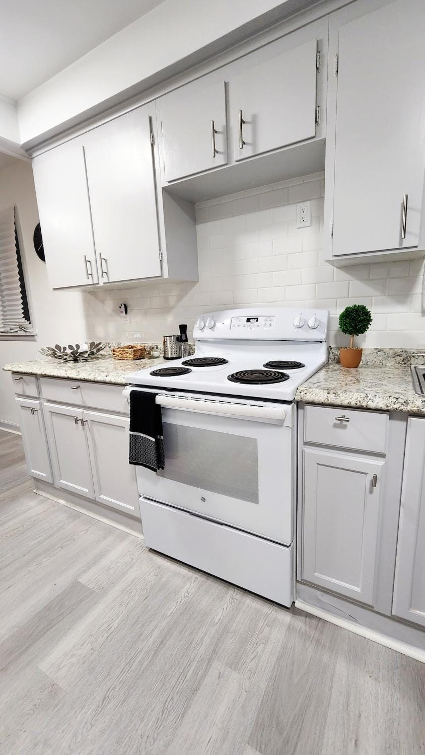 Kitchen or kitchenette, pet friendly, stove