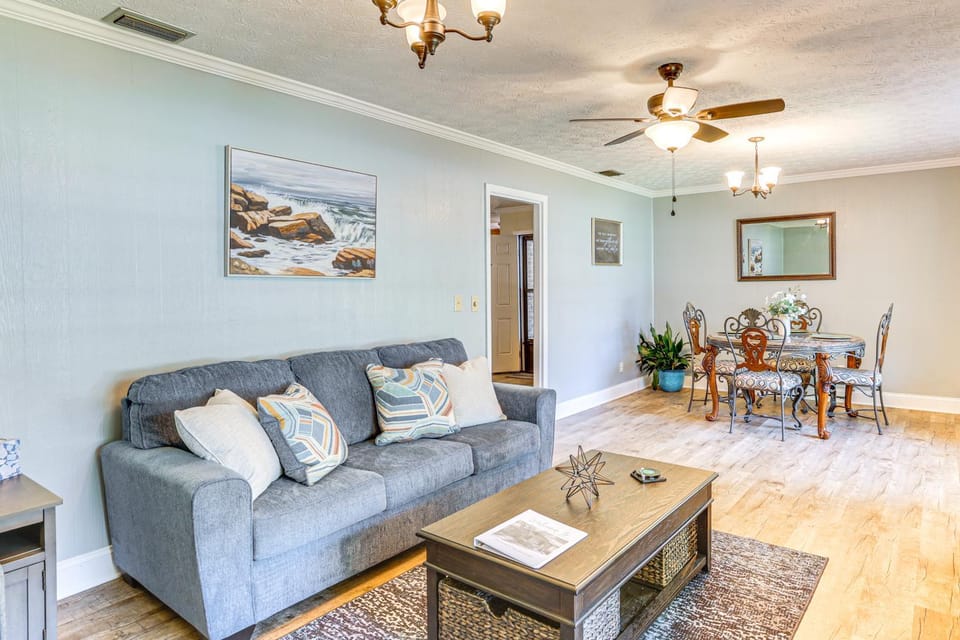 1 Mi to Dtwn Waycross: Home w/ Furnished Porch House in Waycross