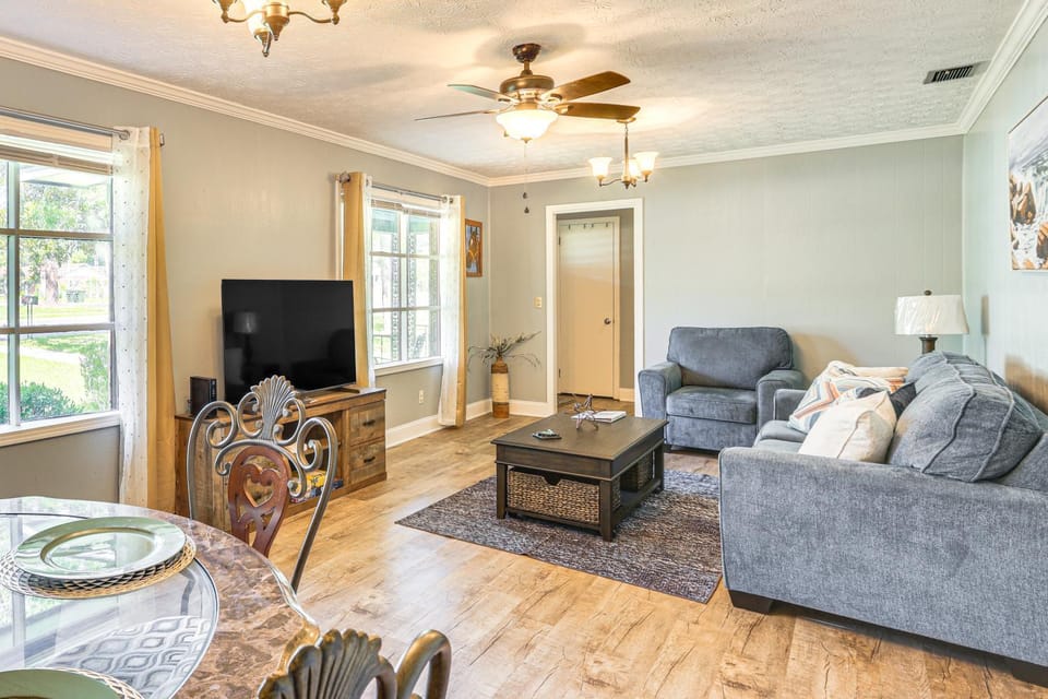 1 Mi to Dtwn Waycross: Home w/ Furnished Porch House in Waycross