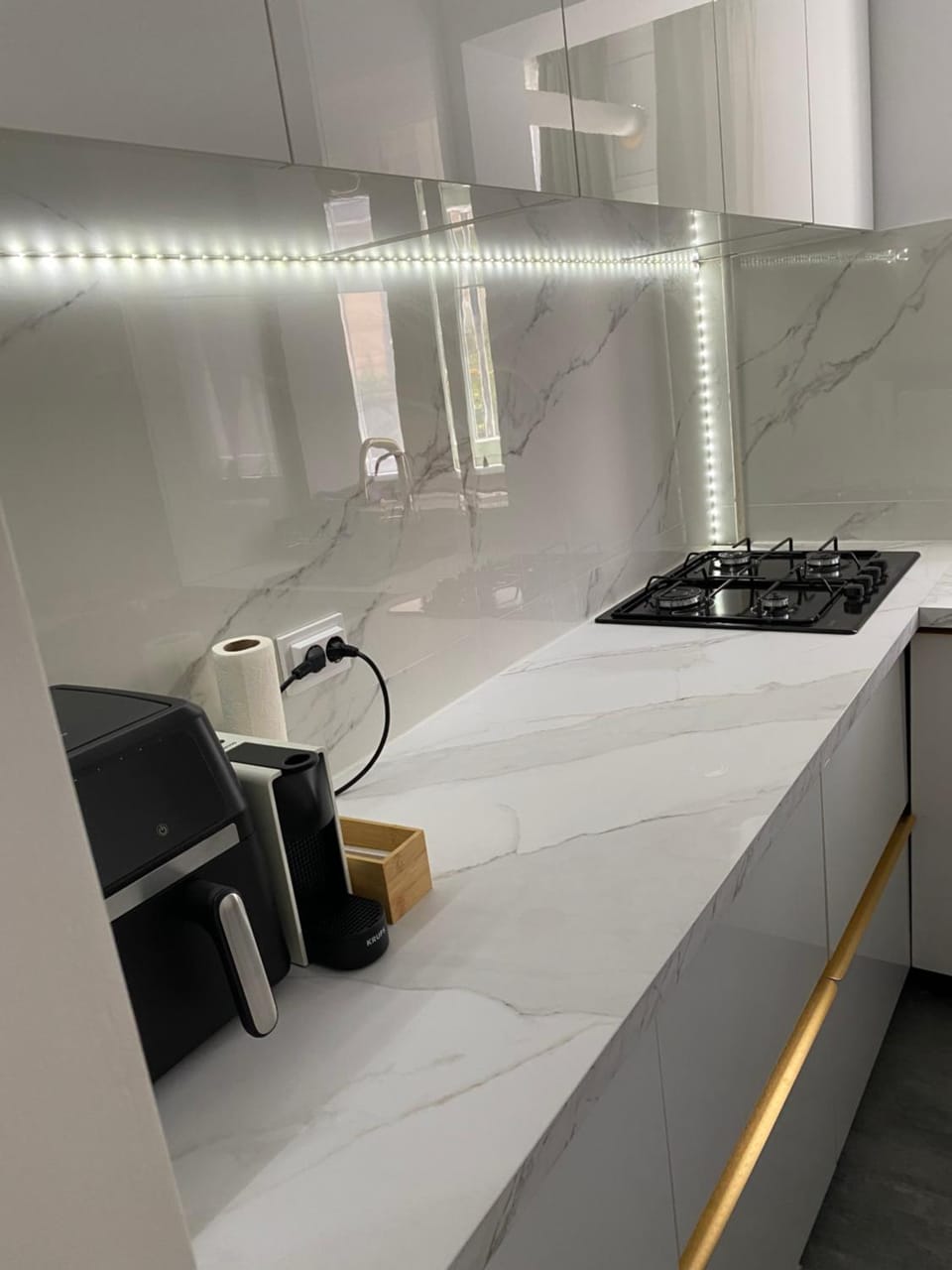 Coffee/tea facilities, Kitchen or kitchenette, stove