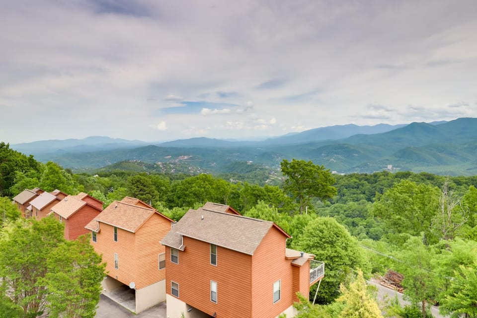 Indoor & Outdoor Pools! Condo 3 Mi to GSMNP House in Gatlinburg