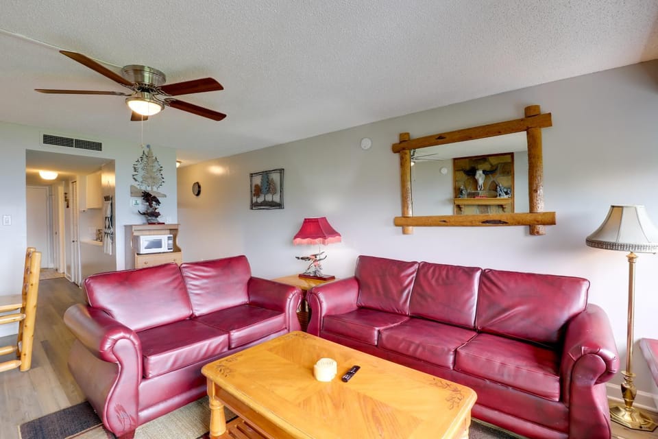 Smokies Condo 3 Mi to Natl Park and Hot Tub Access Apartment in Gatlinburg