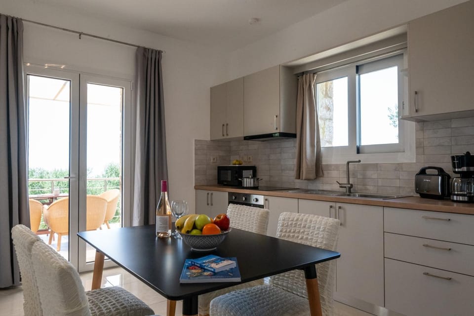 Dining area, kitchen