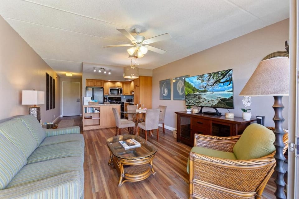 Kihei Akahi C414- Partial ocean view Kihei condo, walk to beach Apartment in Wailea