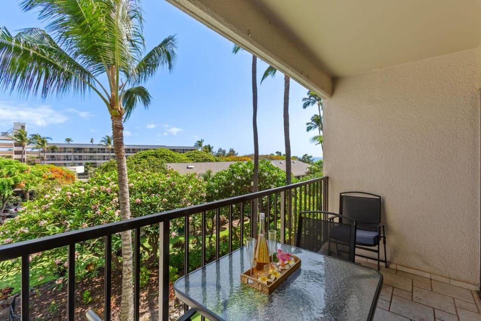 Kihei Akahi C414- Partial ocean view Kihei condo, walk to beach Apartment in Wailea
