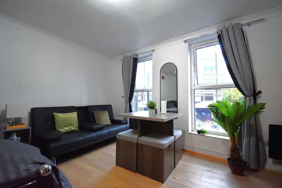 Barbican Studio EC1M central Sleeps 3 Apartment in London Borough of Islington