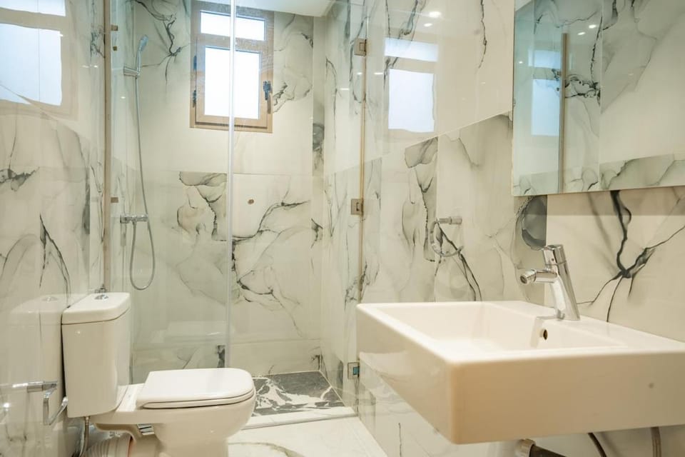 Shower, Toilet
