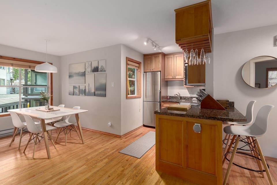 Kitchen or kitchenette, Living room, Seating area, Dining area, stove