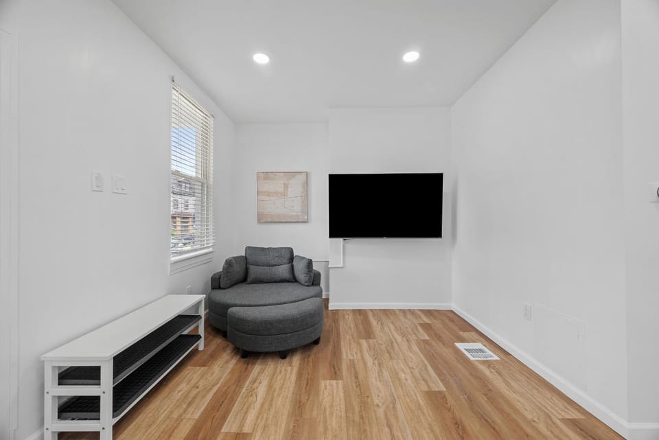 Pittsburgh Spacious and Modern Three Bedroom Apartment with Free Parking Apartment in Pittsburgh