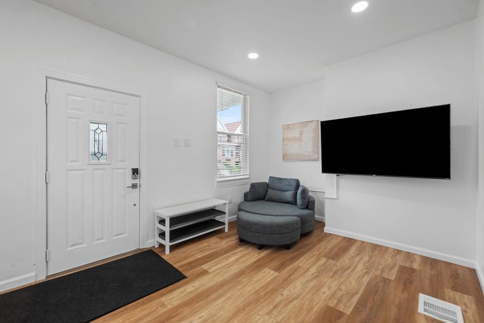 Pittsburgh Spacious and Modern Three Bedroom Apartment with Free Parking Apartment in Pittsburgh