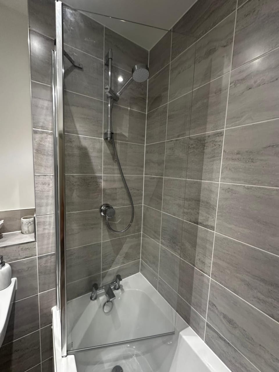 Modern Private Room and Bath in Maidenhead Near Heathrow Airport Vacation rental in Taplow