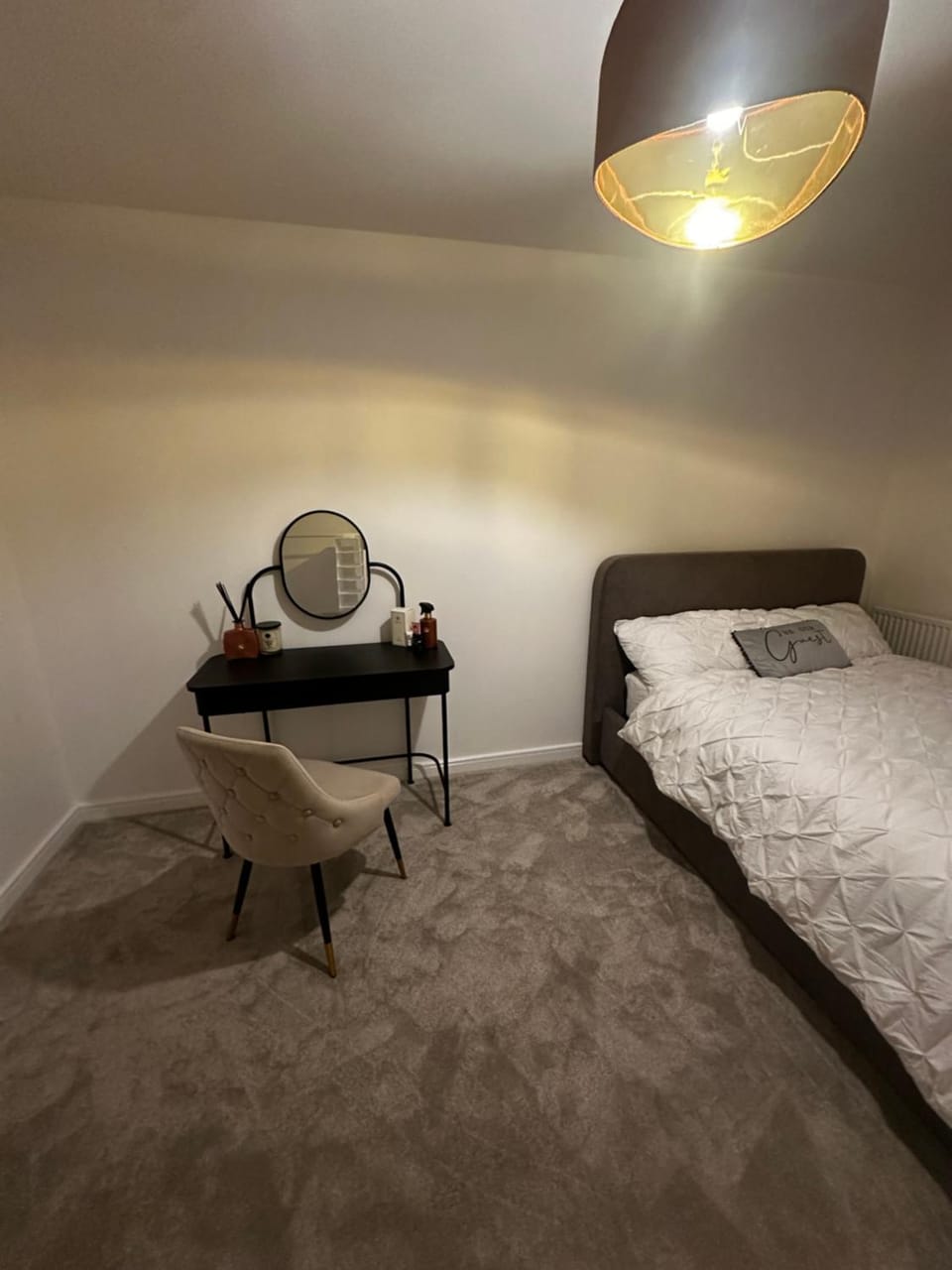 Modern Private Room and Bath in Maidenhead Near Heathrow Airport Vacation rental in Taplow