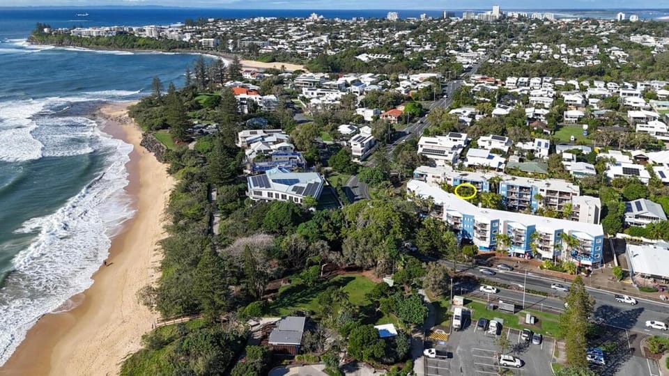 Seaside Charm & Comfort - 1min to Beach Apartment in Beerwah Parade