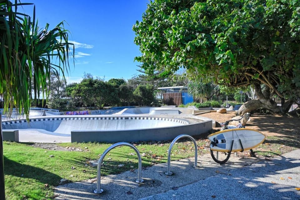 Seaside Charm & Comfort - 1min to Beach Apartment in Beerwah Parade