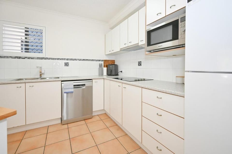 Seaside Charm & Comfort - 1min to Beach Apartment in Beerwah Parade
