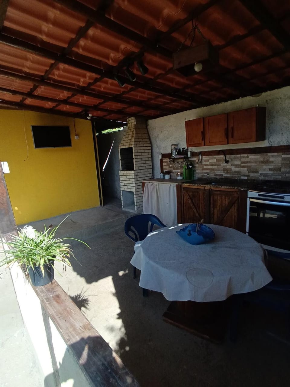 Kitchen or kitchenette, Dining area, stove