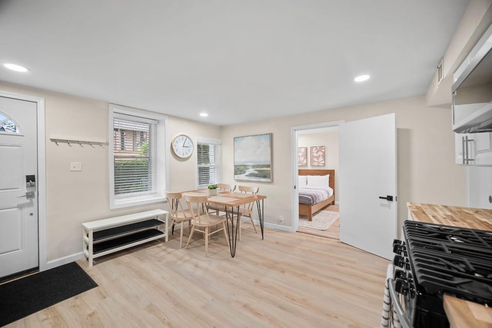 Pittsburgh Modern and Cozy Two Bedroom Apartment With Free Parking Apartment in Pittsburgh