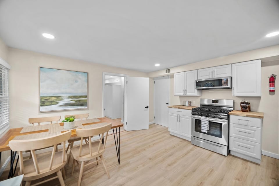 Pittsburgh Modern and Cozy Two Bedroom Apartment With Free Parking Apartment in Pittsburgh