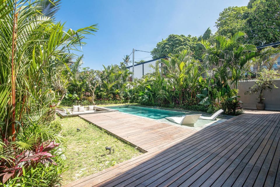 Refined 5BR, AC, Villa, 400m to the Beach House in North Kuta