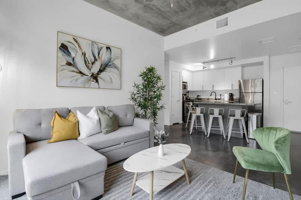 Centric 2BR In HEART of DTPHX Free Garage Parking Apartment in Phoenix