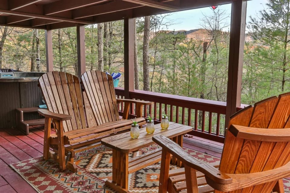 Living on the Ledge - Long-Range Mountain Views - Hot Tub and Fire Pit House in Georgia