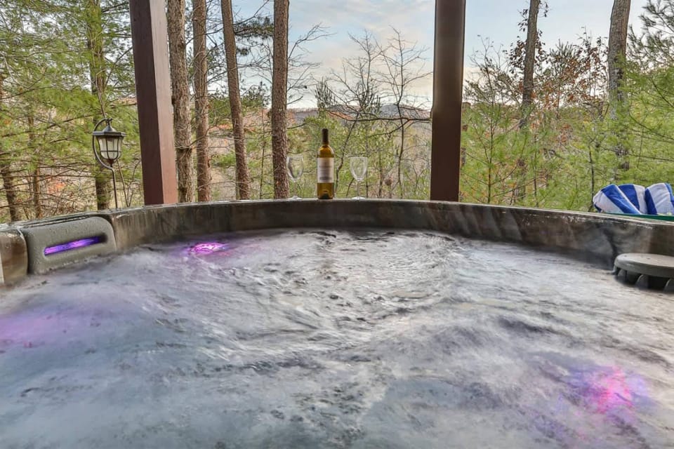Living on the Ledge - Long-Range Mountain Views - Hot Tub and Fire Pit House in Georgia