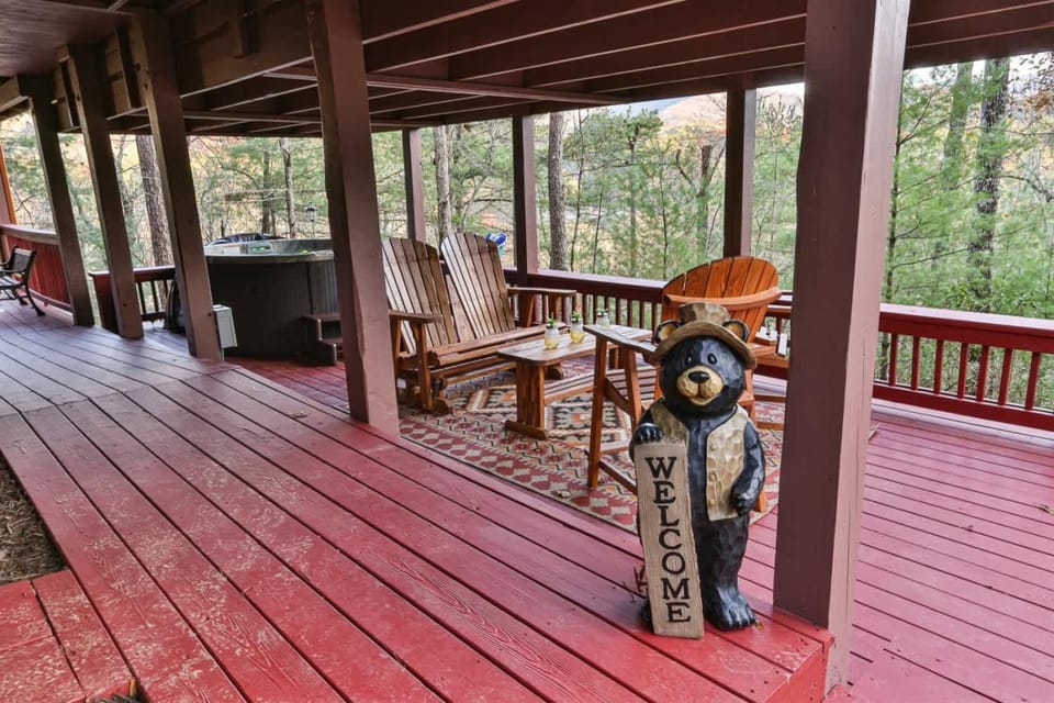 Living on the Ledge - Long-Range Mountain Views - Hot Tub and Fire Pit House in Georgia
