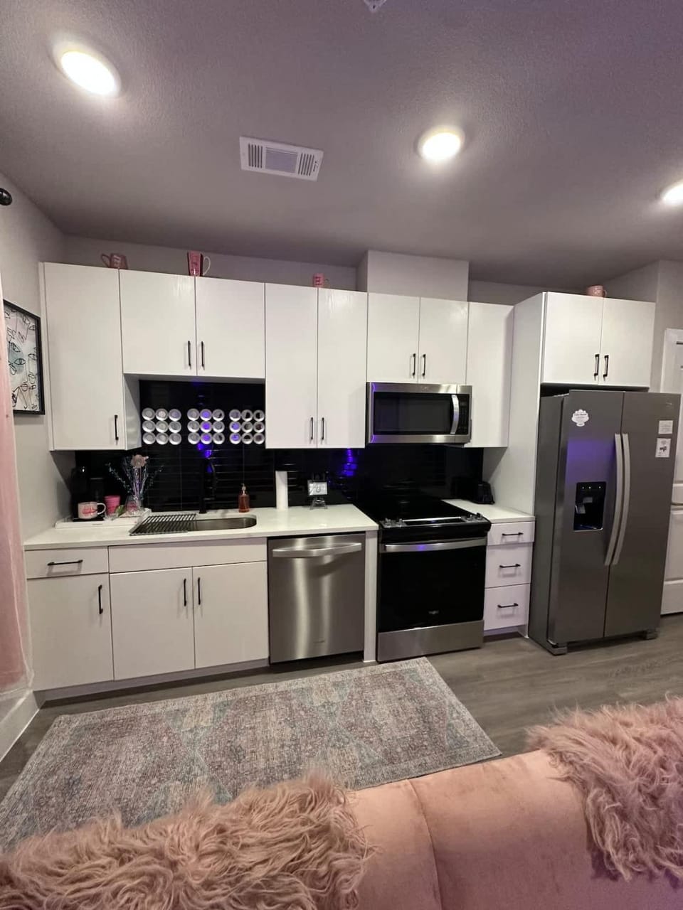 Kitchen or kitchenette, dishwasher, stove