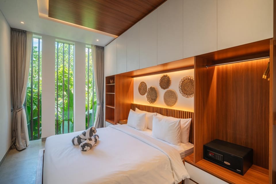 Contemporary 5BR Luxury Villa Just 400m to the Sea House in North Kuta