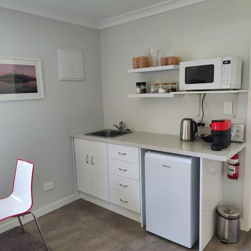 Coffee/tea facilities, Kitchen or kitchenette, stove, toaster