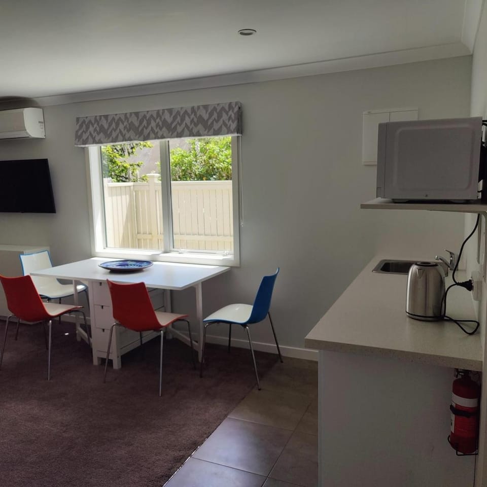 Coffee/tea facilities, Kitchen or kitchenette, Dining area