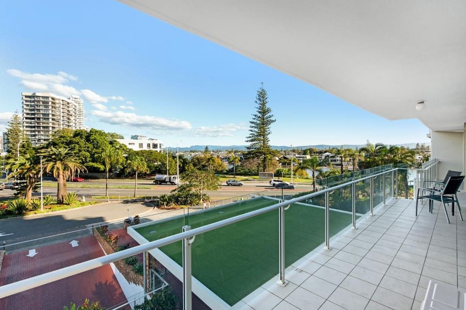 Sunny Surfers Stay - Beach & Tram at your doorstep - CoastHM Apartment in Surfers Paradise Boulevard