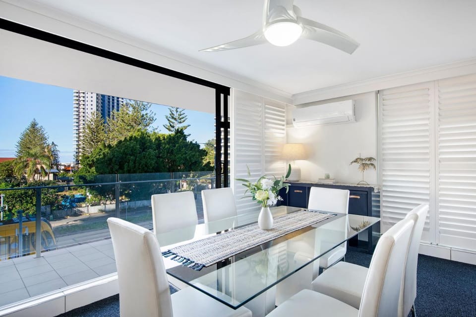 Sunny Surfers Stay - Beach & Tram at your doorstep - CoastHM Apartment in Surfers Paradise Boulevard