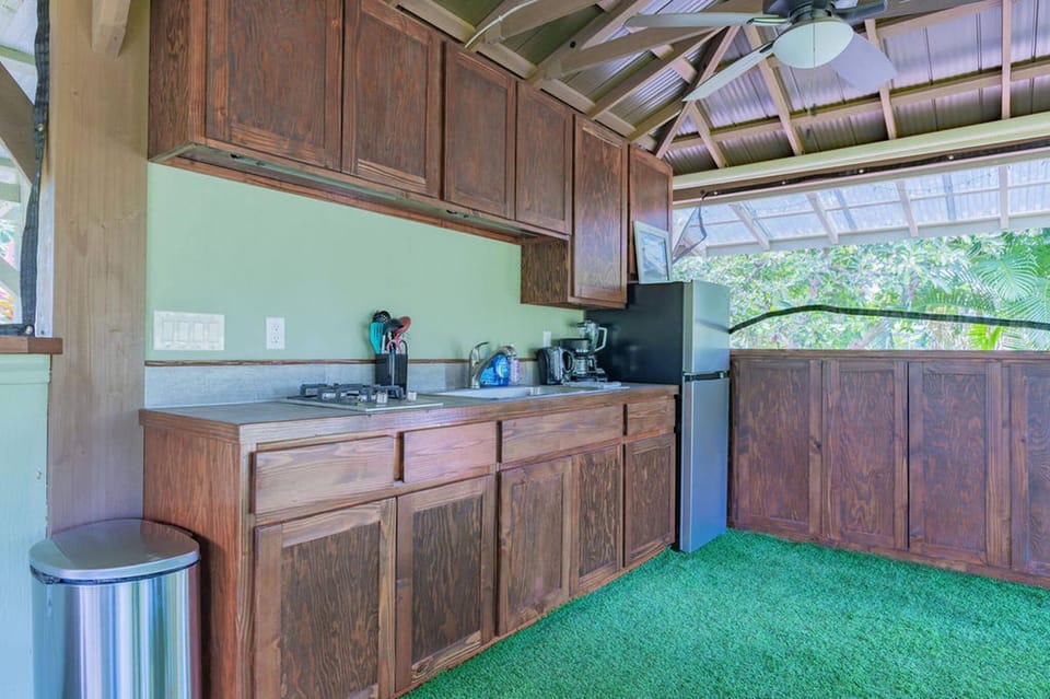 Coffee/tea facilities, Kitchen or kitchenette, Dining area, kitchen
