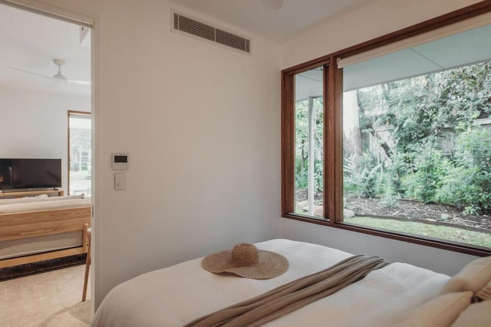 Bed, TV and multimedia, Bedroom