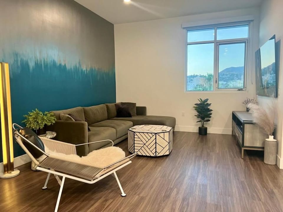 Penthouse with Hollywood Sign View 2 Bedrooms with 3 Beds Apartment hotel in Hollywood