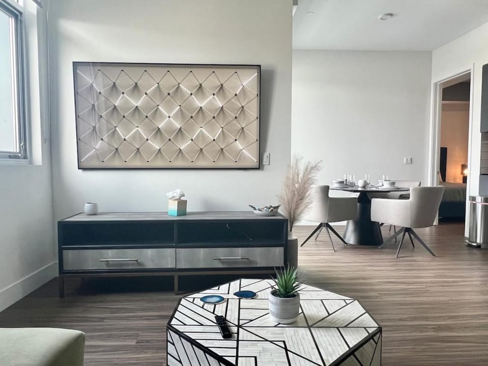 Penthouse with Hollywood Sign View 2 Bedrooms with 3 Beds Apartment hotel in Hollywood